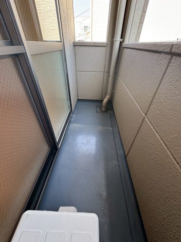稲城市百村のアパートのバルコニー