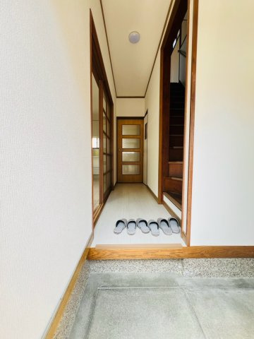 歌敷山2丁目貸家の玄関