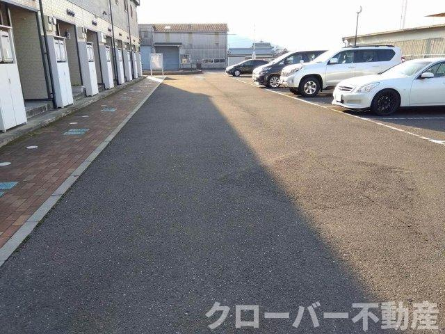 レオパレスシュトラールの駐車場