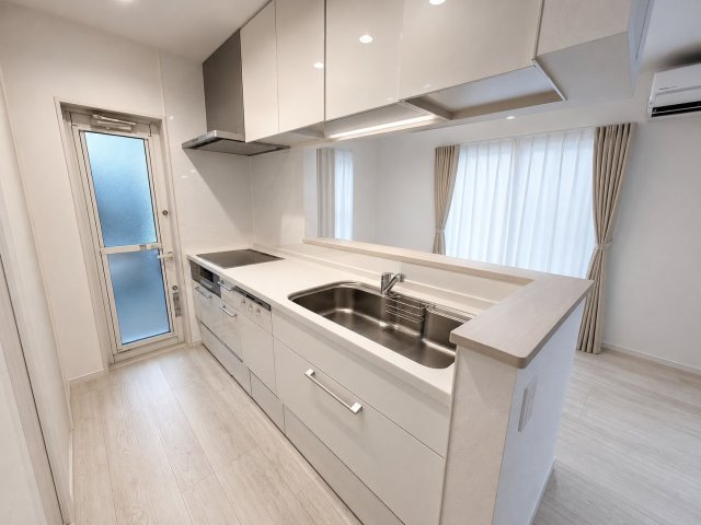 手柄　賃貸借戸建のキッチン|掲載写真の一部はイメージ写真です。実際の募集住戸とは間取り・内装・設備・仕様・色合い等が異なる場合があります。現況を優先いたします。