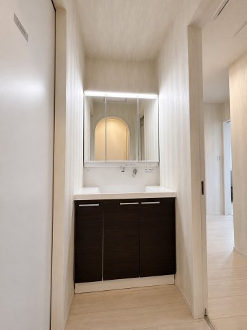 手柄　賃貸借戸建の洗面所|掲載写真の一部はイメージ写真です。実際の募集住戸とは間取り・内装・設備・仕様・色合い等が異なる場合があります。現況を優先いたします。