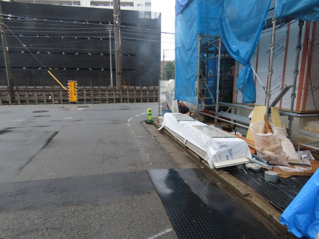 坂戸市関間新築戸建の前面道路含む現地写真