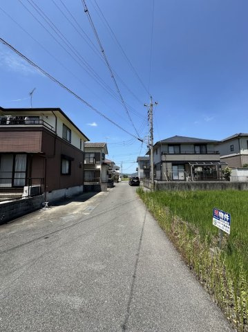土地　長松町の前面道路含む現地写真