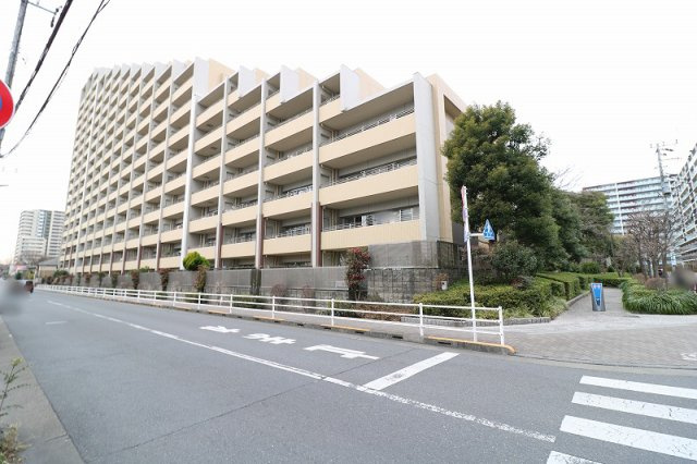 【外観】 | コスモひばりが丘ザ・ガーデンズフォートブリリアントヒル　(保谷店) | 宅配ボックスも設置されており、不在時にもラクラク荷物が受け取れます。