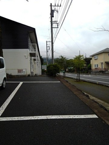 ハイツ中休場の駐車場