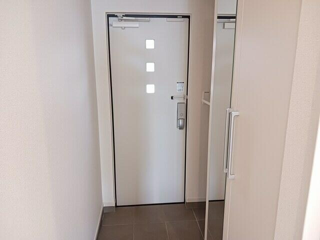 調布市飛田給１丁目のアパートの玄関