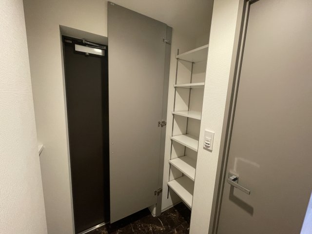 杉並区高井戸東３丁目の賃貸マンションの玄関|収納もある玄関です