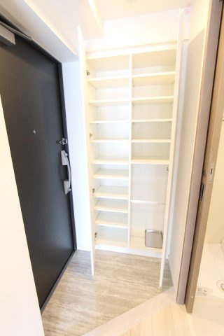 プラウドフラット三越前の玄関|玄関です