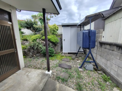 【庭】 | 弘前市松原東一丁目・中古住宅 | 物置があります。