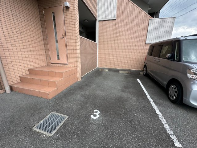 ブラン　ジュールの駐車場