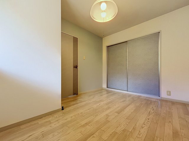 フレグランスセフィロE棟の洋室|収納部屋として使うも良し