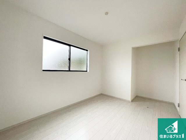 西宮市生瀬高台　第1期　新築一戸建ての洋室|寝室は心地よい眠りについてもらいたくて、シンプルかつ開放的な空間な設計にしています！大きな窓から差し込む日が心地いいです♪