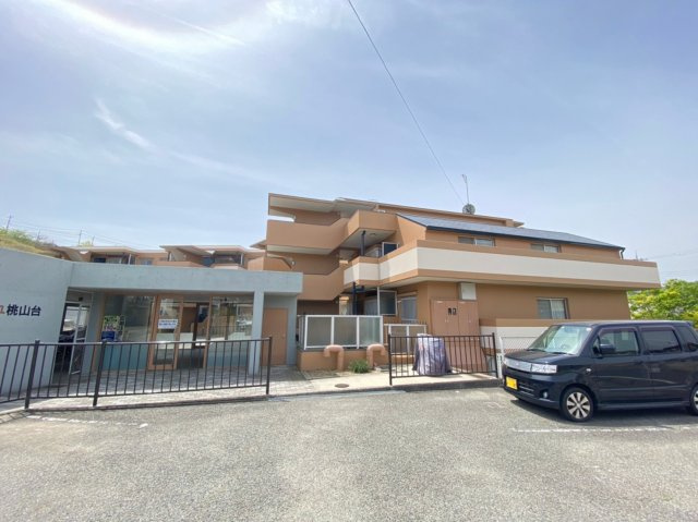 メルヴェーユ桃山台の駐車場