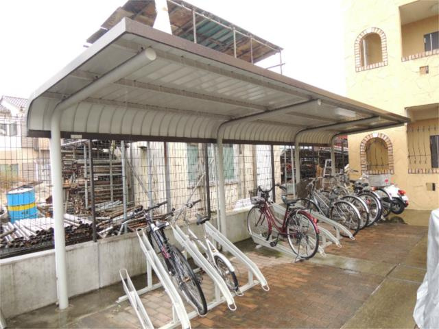 川崎市多摩区菅４丁目の賃貸マンションのその他共用部分|屋根付きの駐輪場