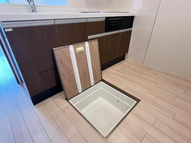 ｃａｓａ　ｅｓｔｅ唐津Ａのキッチン|床下収納