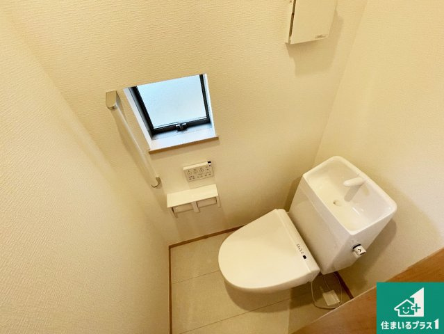 川西市西多田　新築一戸建ての外観|周辺は落ち着いた街並みの住宅地！子育てがしやすい住環境です！まだ未完成ですが、現地でしかわからない事もございます。是非一度ご覧ください。