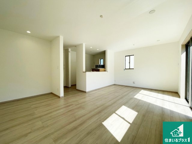 川西市西多田　新築一戸建ての居間・リビング|日当たり良好の明るいリビングで朝の目覚めもスッキリできそう！対面キッチンでご家族のコミュニケーションも自然と増える設計！小さなお子様が遊ぶスペースを作っても広々とくつろげるLDK！