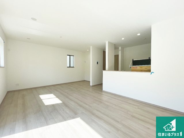 川西市西多田　新築一戸建ての居間・リビング|明るいリビングで朝の目覚めもスッキリできそう！対面キッチンでご家族のコミュニケーションも自然と増える設計！小さなお子様が遊ぶスペースを作っても広々とくつろげるLDK！
