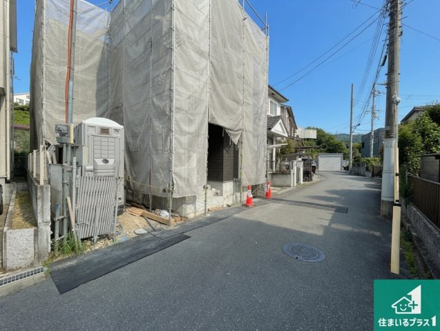 川西市西多田　新築一戸建ての前面道路含む現地写真|車通りの少ない前面道路！お子様がいらっしゃるご家族でも安心！