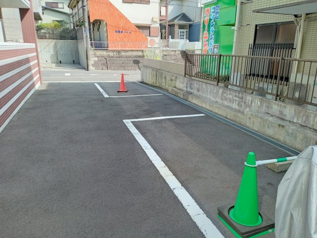 川崎市多摩区菅馬場２丁目のアパートの駐車場