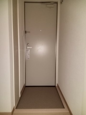 川崎市多摩区菅馬場２丁目のアパートの玄関