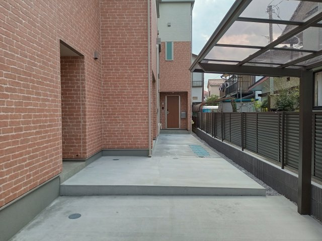 川崎市多摩区菅馬場２丁目のアパートのエントランス