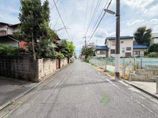 【前面道路含む現地写真】 | 世田谷区奥沢2丁目 | 車通りが少なく落ち着いた住環境。
間口8ｍ越えの為車の出し入れも楽々♪