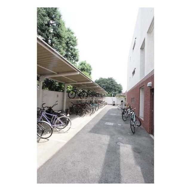 コンフォリア早稲田の駐車場