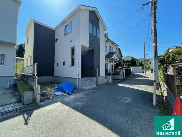 ■川西市西多田　新築一戸建ての前面道路含む現地写真|周辺は閑静な住宅街！前面道路広々で車の出し入れも便利です。駐車が苦手な方でも安心して車庫入れできます！