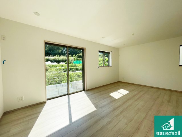 ■川西市西多田　新築一戸建ての居間・リビング|日当たり良好の明るいリビングで朝の目覚めもスッキリできそう！対面キッチンでご家族のコミュニケーションも自然と増える設計！小さなお子様が遊ぶスペースを作っても広々とくつろげるLDK！