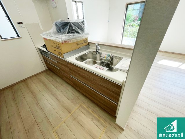 ■川西市西多田　新築一戸建てのキッチン|子供を見守りながらお料理が出来るため家族のコミュニケーションが増えます♪スペースが広く確保されている為お子様が大きくなったときは一緒に料理を楽しめます♪