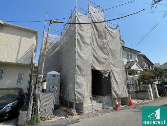 川西市西多田　新築一戸建ての外観|周辺は落ち着いた街並みの住宅地！子育てがしやすい住環境です！まだ未完成ですが、現地でしかわからない事もございます。是非一度ご覧ください。