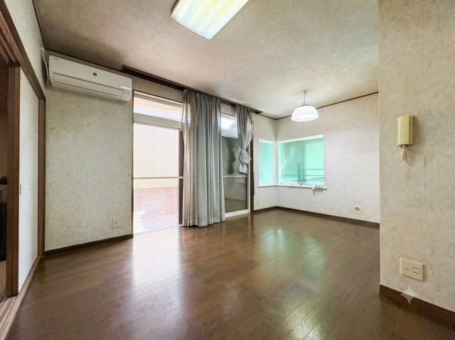 【居間・リビング】 | 寄居町鉢形　中古戸建 | ※掲載写真は一部AI画像加工により、家具・家財等を削除しております。