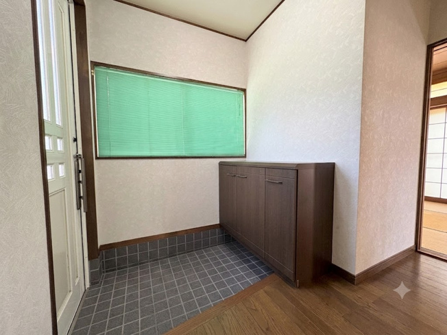 【玄関】 | 寄居町鉢形　中古戸建 | ※掲載写真は一部AI画像加工により、家具・家財等を削除しております。