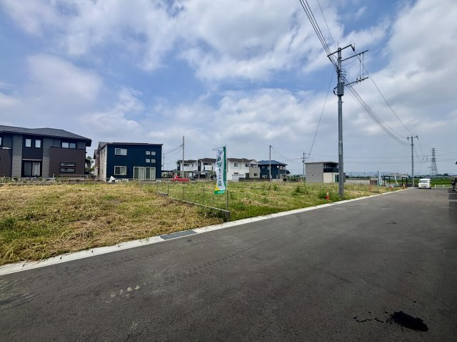【前面道路含む現地写真】 | 【東小保方町第３期　現地外観】
※令和８年7月時点