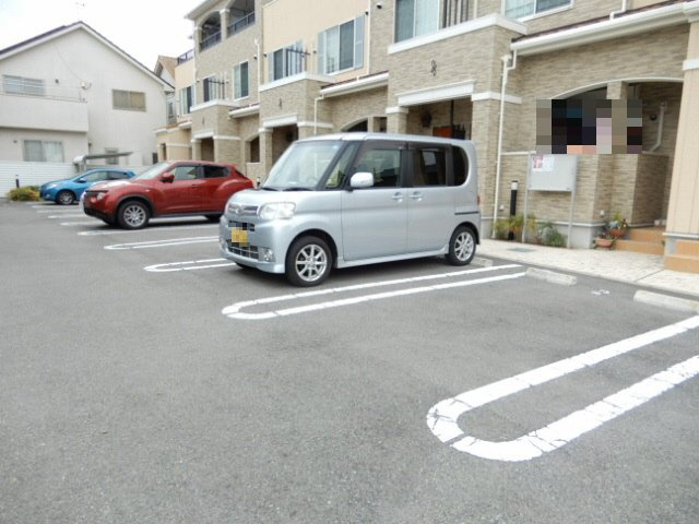 リヴェール　コートⅡの駐車場