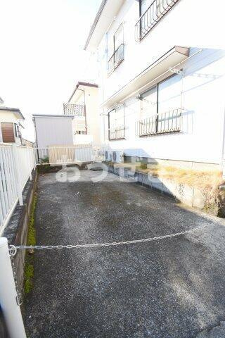 白樺ハイツの駐車場
