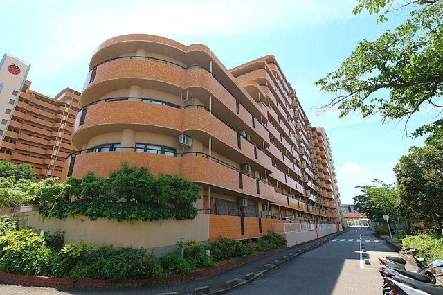 ふぁみーゆ寝屋川セントラルパーク A棟の外観
