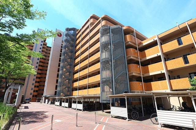 ふぁみーゆ寝屋川セントラルパーク A棟の外観