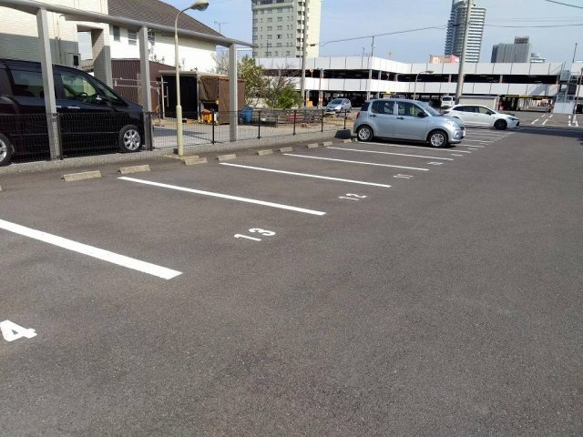 レオパレスメゾンドゥ　ベルヴュの駐車場