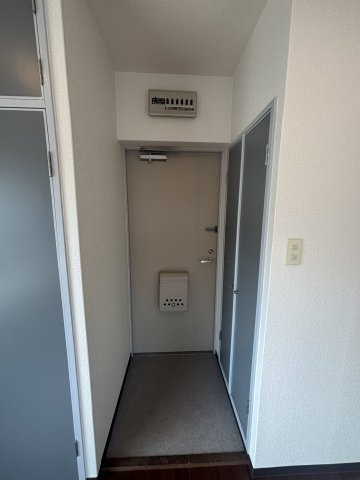 ゼンマンションの玄関