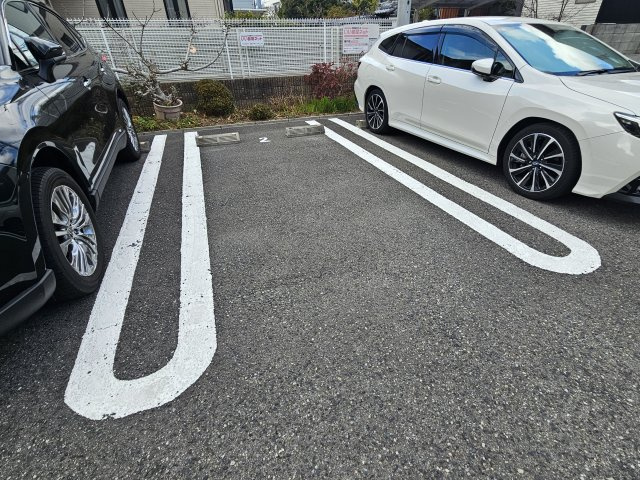 フラットワンの駐車場