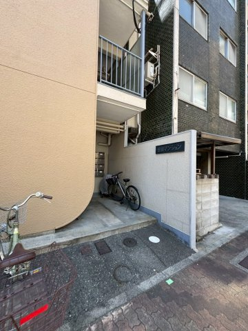 吉田マンションのエントランス