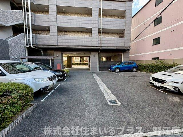 レジデンス京橋スクエアの駐車場