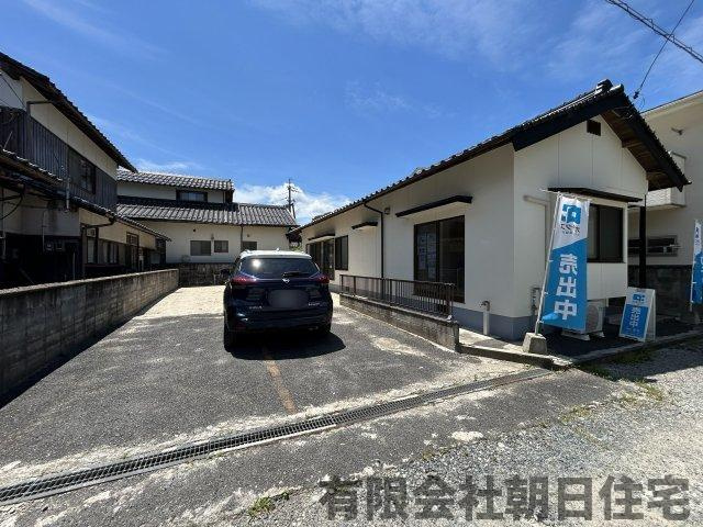 【駐車場】 | 国屋町中古戸建 | 駐車場があるので、車を買う予定の方も安心です