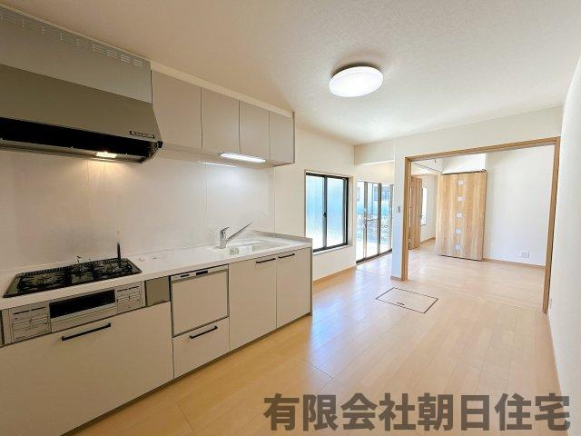 【居間・リビング】 | 国屋町中古戸建 | LDKの写真です。可動式扉で3DKに間取り変更も可能です。