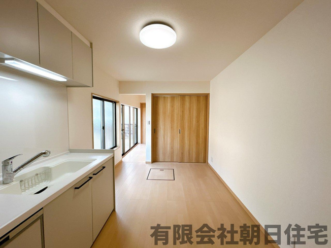 【キッチン】 | 国屋町中古戸建 | 扉を閉めた状態です
