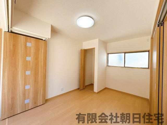 【洋室】 | 国屋町中古戸建 | LDKの建具を閉めると約5.5帖の洋室が出現します