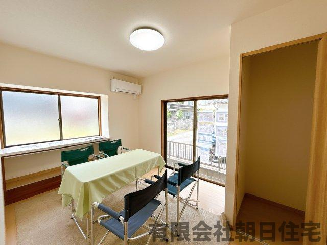 【洋室】 | 国屋町中古戸建 | 5.5帖洋室に家具を置いたイメージです