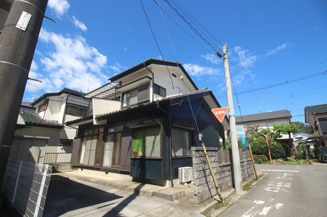 野木町南赤塚の外観|2方向が道路に面しているため、住まい全体の様子を確認しやすい立地。2階には屋根付きのバルコニーを備えています。
